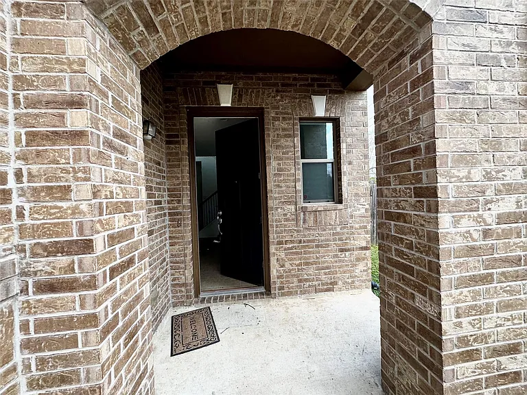 7540 Connemara Dr — Photo 2