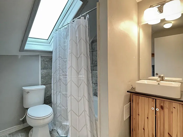 Full bath on upper level, adjacent to master bedroom