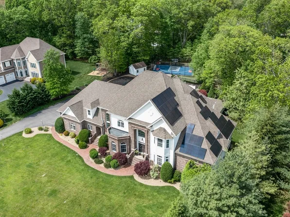 3 Newton Ln, Medway, MA 02053