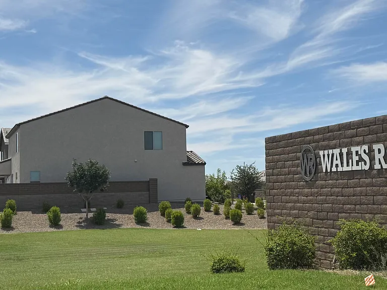 2370 E Steer Dr — Photo 2