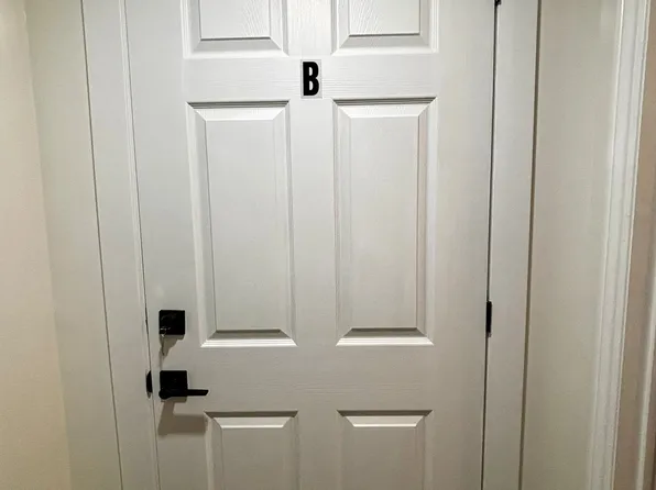 736 Sunnypoint Dr Basement B, Newmarket, ON L3Y 2Z8
