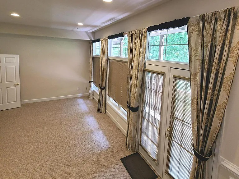2511 Gadsby Pl — Photo 34