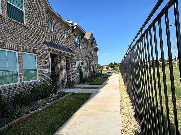 5720 Lakeview Dr — Photo 3