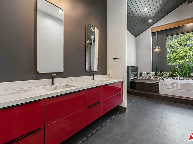 5415 Amestoy Ave — Photo 36
