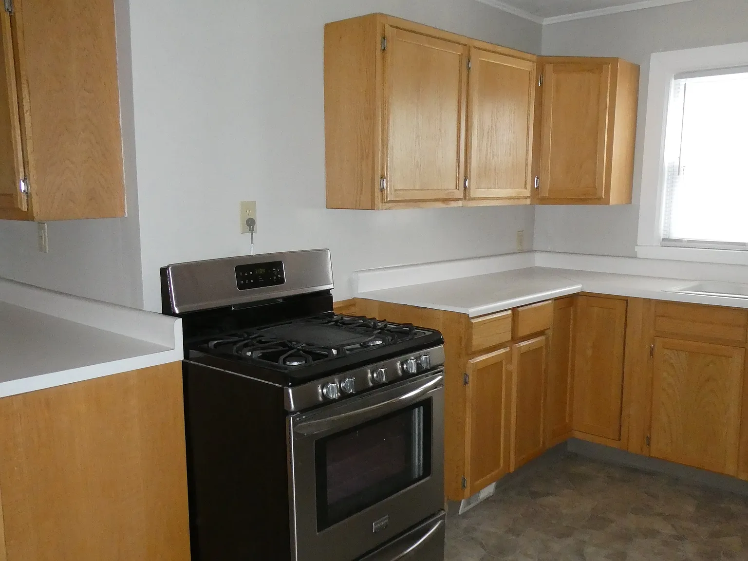 1 bed, 950 sqft, $1,300 — Photo 3
