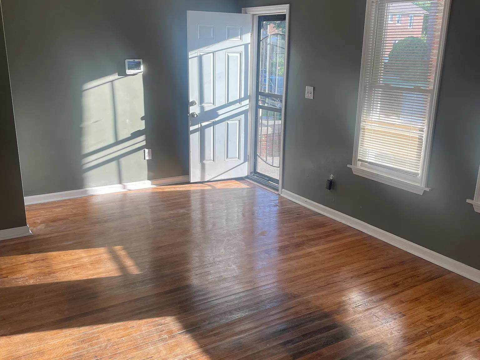 3 bed, 2600 sqft, $1,600 — Photo 1