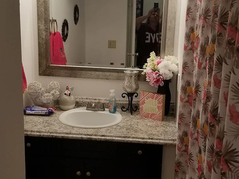 Bathroom 2 with tub/shower