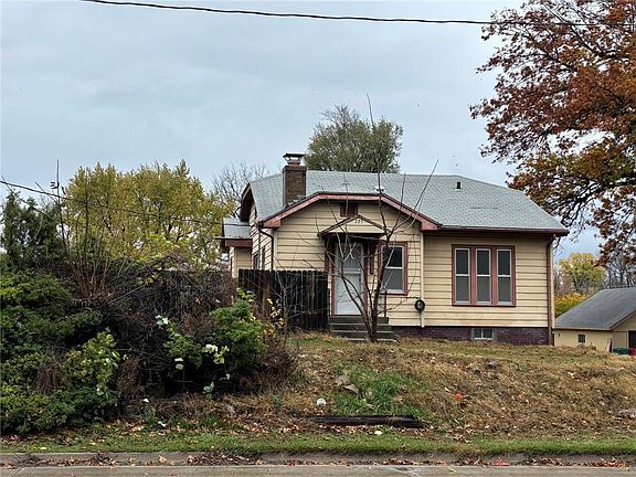 2nd image of 725 E Lake Blvd