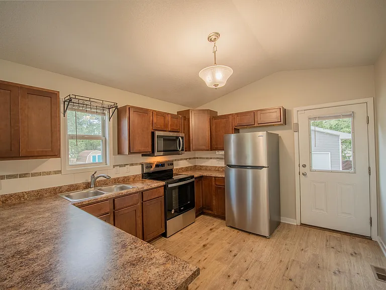 311 E Diehl Ave — Photo 4
