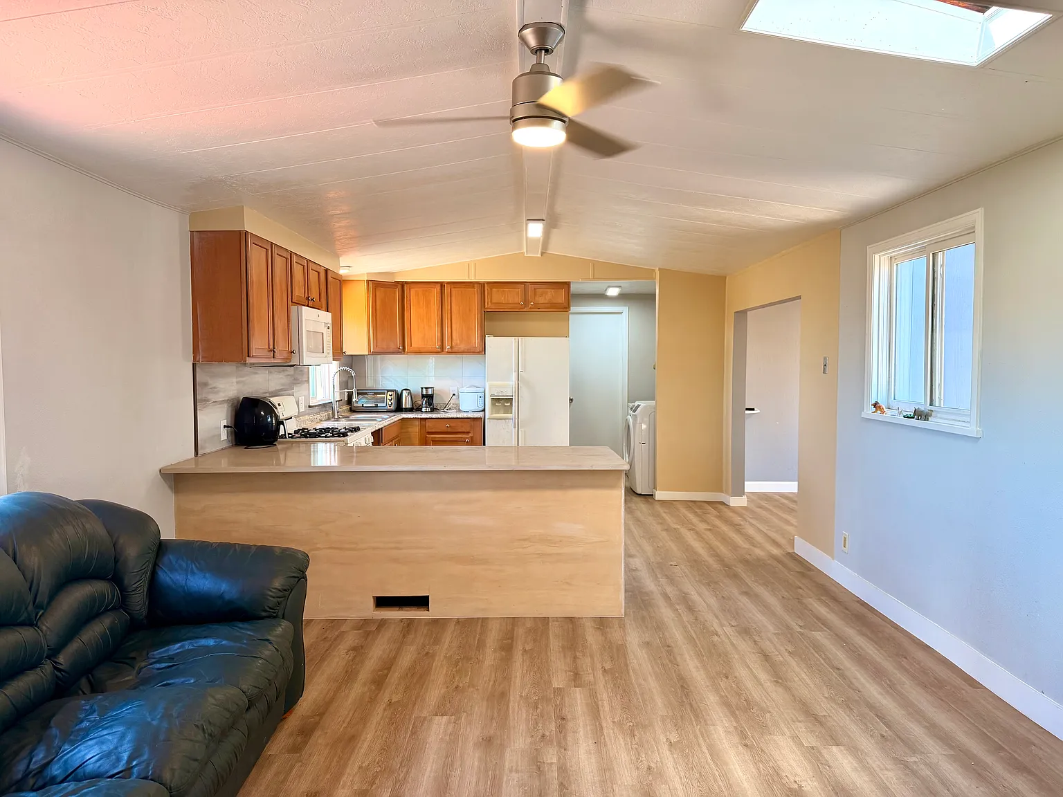 3 bed, 2090 sqft, $2,200 — Photo 2