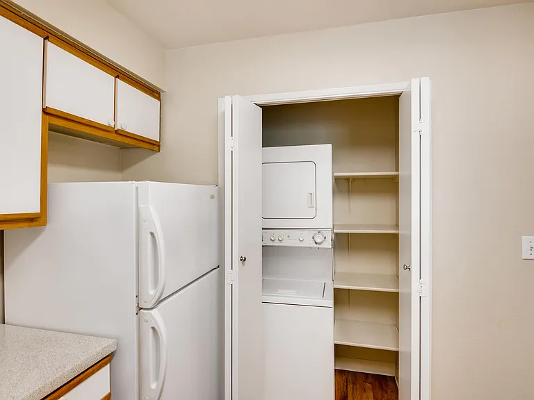 Stratford Apartments — Photo 15