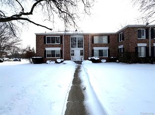 671 E Fox Hills Dr, Bloomfield Hills, MI 48304
