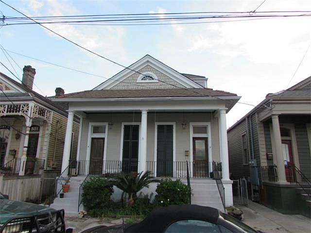 1st image of 527 Seguin St