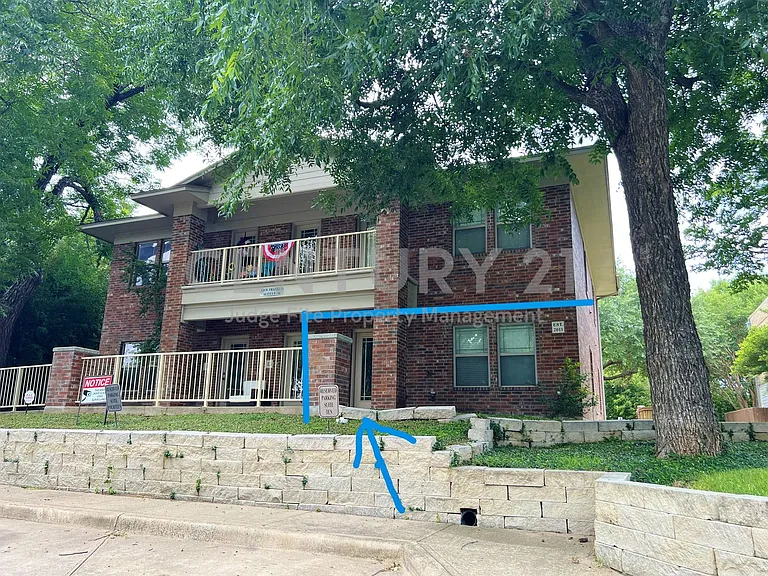 420 W Franklin St #10 — Photo 2