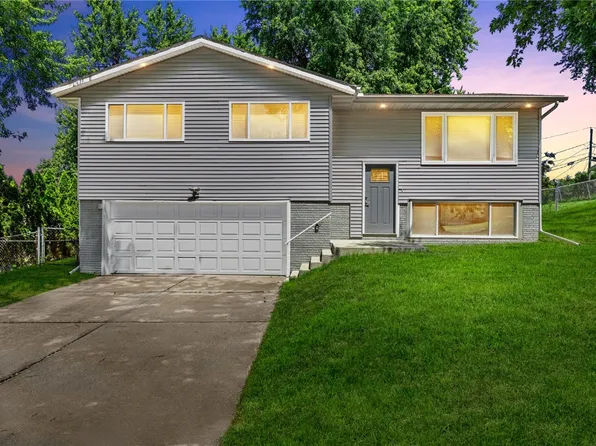 1521 Woodside Dr NW, Cedar Rapids, IA 52405