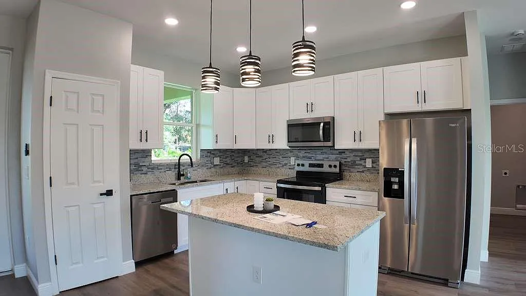 3 bed, 3.0 bath, 1505 sqft, $2,350 — Photo 3