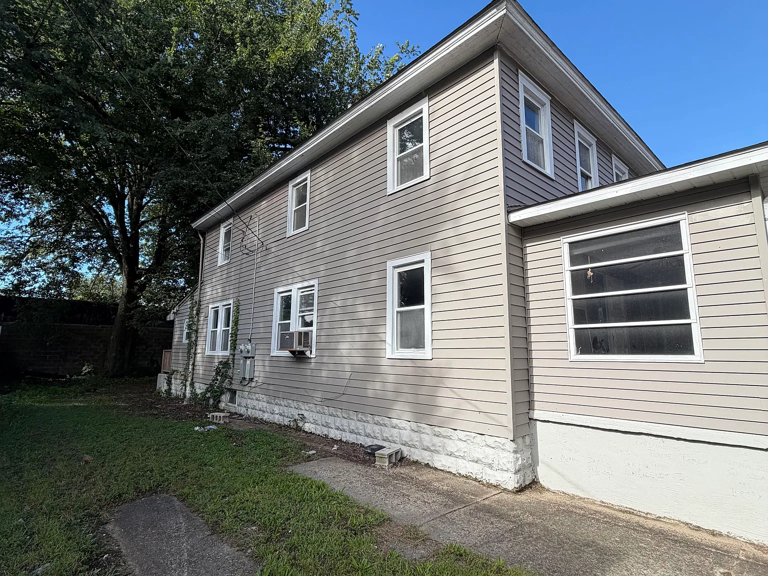138 Denny Ave — Photo 2
