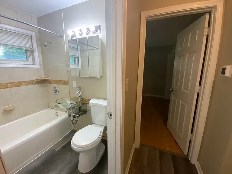 3080 Oxford St N — Photo 10