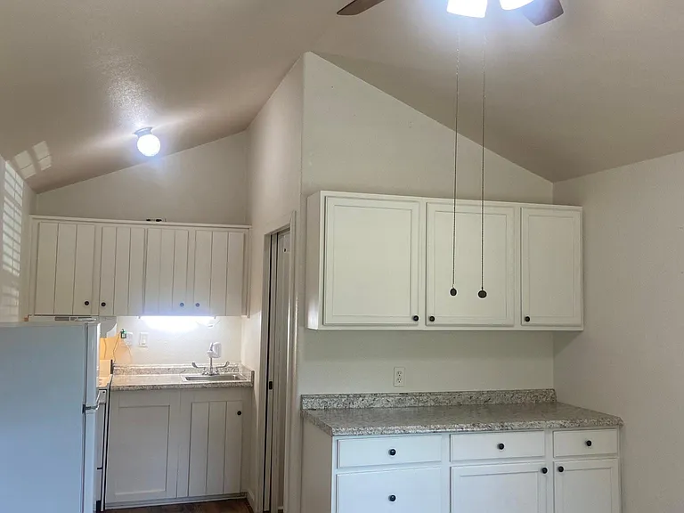 135 Edgehill Dr — Photo 4