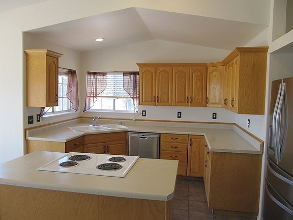3rd image of 835 Comanche St