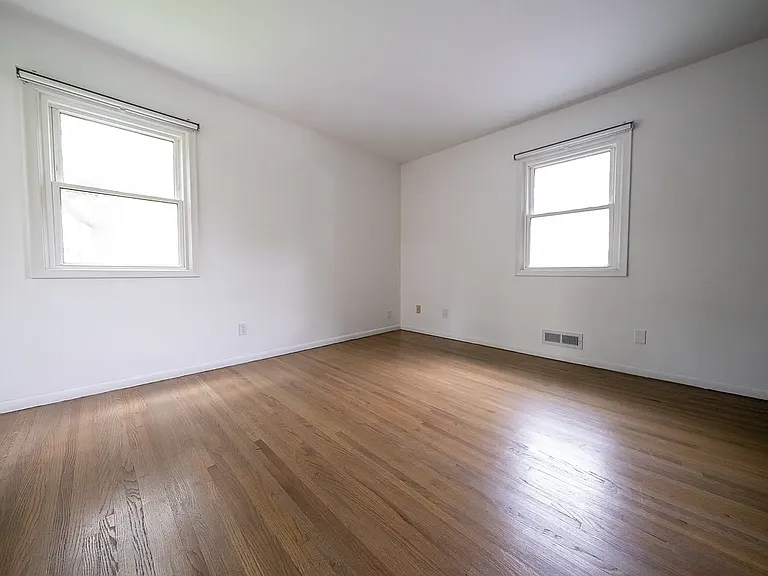 2416 Queens Dr — Photo 3