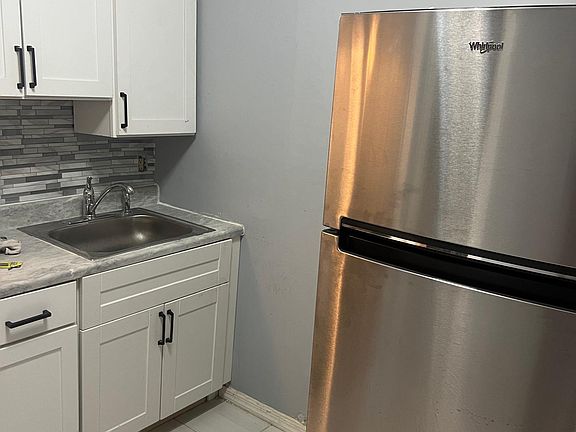 3rd image of 238 Tremont Ave Floor 1