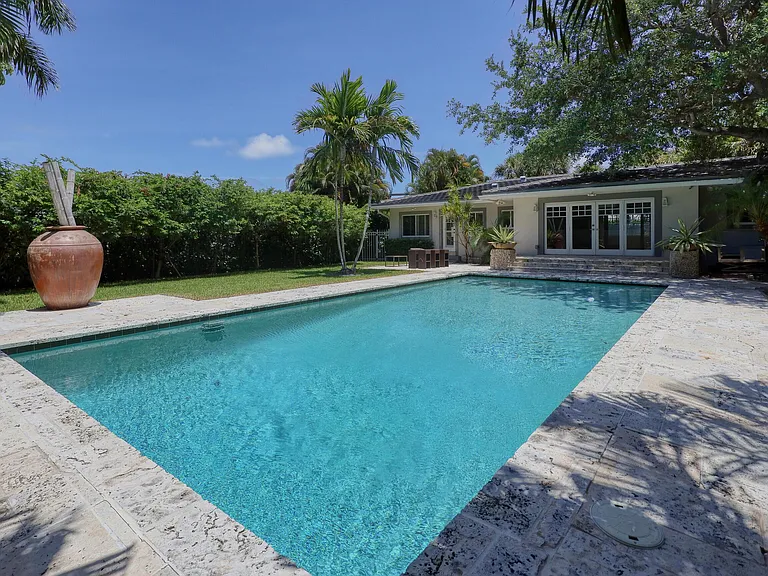 1635 Seabreeze Blvd — Photo 1