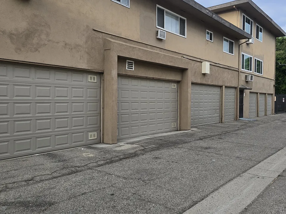 4954 Hazeltine Ave.