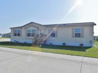 805 Coneflower Dr, Minot, ND 58701