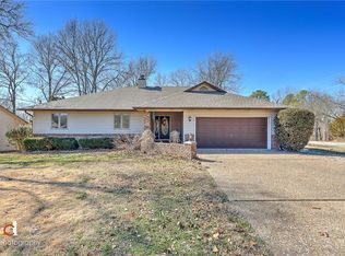 2 Penrith Dr, Bella Vista, AR 72714