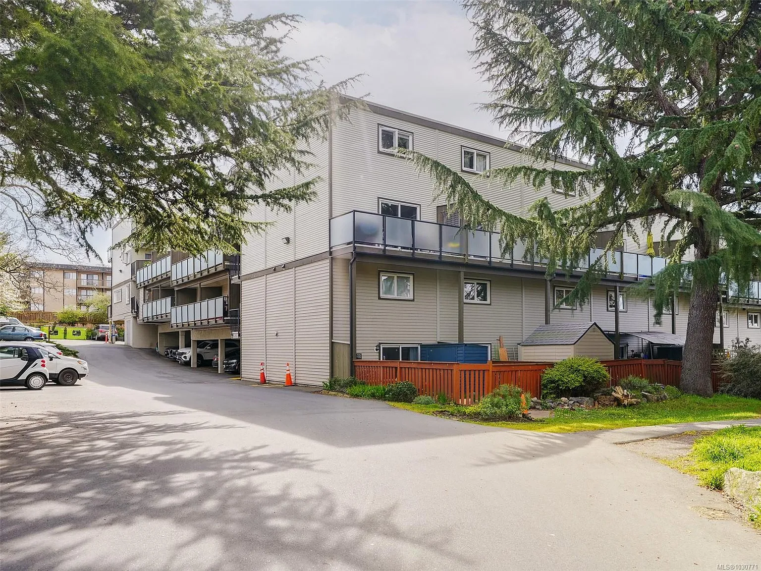 991 Cloverdale Ave #201 photo 1