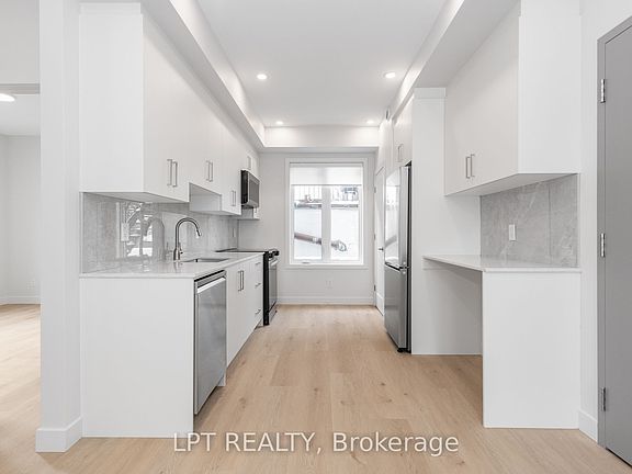 4th image of 250 Shakespeare St #4
