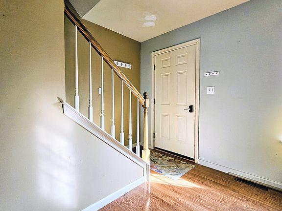 3rd image of 688 Rockwood Dr