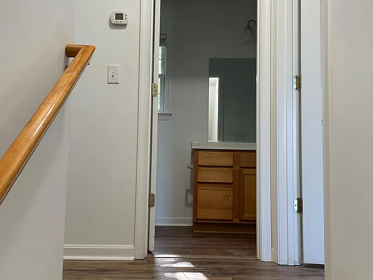 406 Lindenhurst Ct — Photo 17