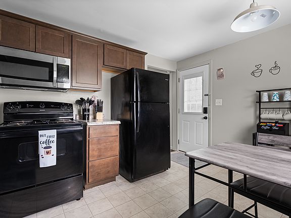 4th image of 2 Lucerne Ct