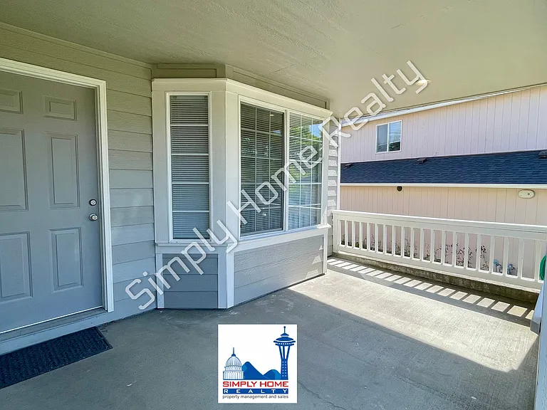 1446 Laredo Dr SE — Photo 2