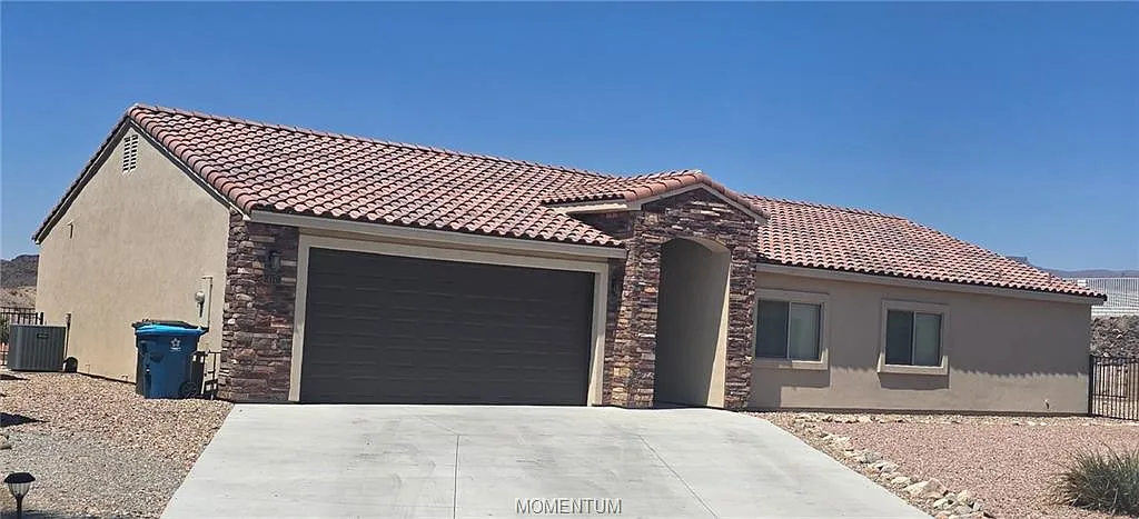 3 bed, 2.0 bath, 1861 sqft, $1,600 — Photo 1