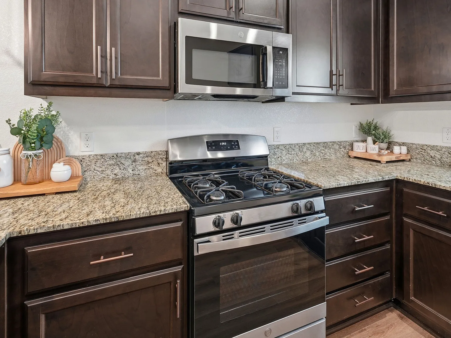 5 bed, 1796 sqft, $800 — Photo 2