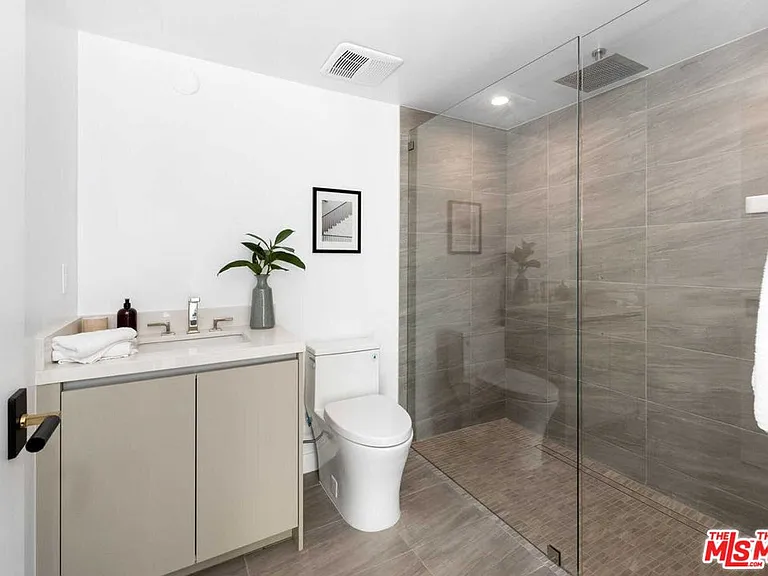 1017 N Croft Ave #103 — Photo 18