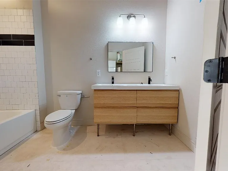 305 W 27th St #225 — Photo 12