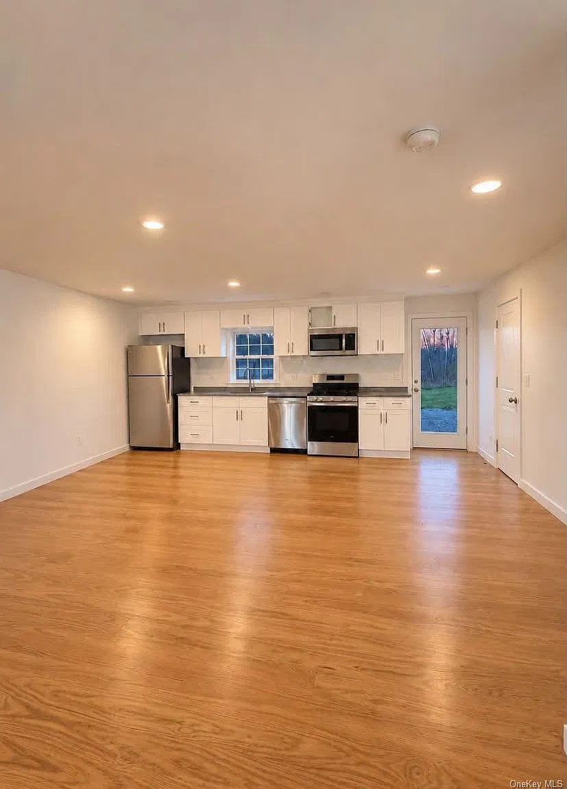 2 bed, 1.0 bath, 1100 sqft, $2,000 — Photo 2