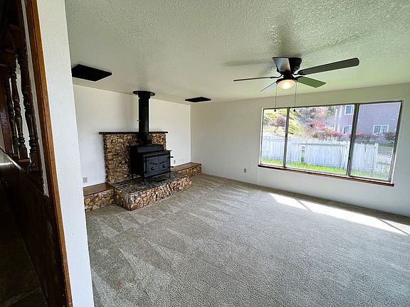 3rd image of 1113 NE Grandview Dr