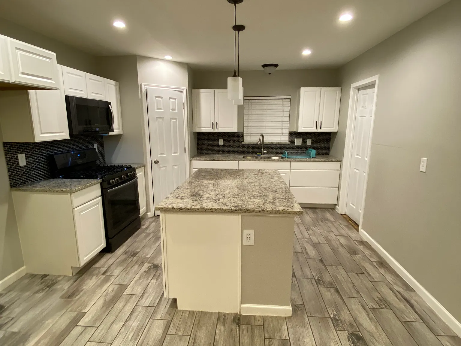 3 bed, 1095 sqft, $1,550 — Photo 2