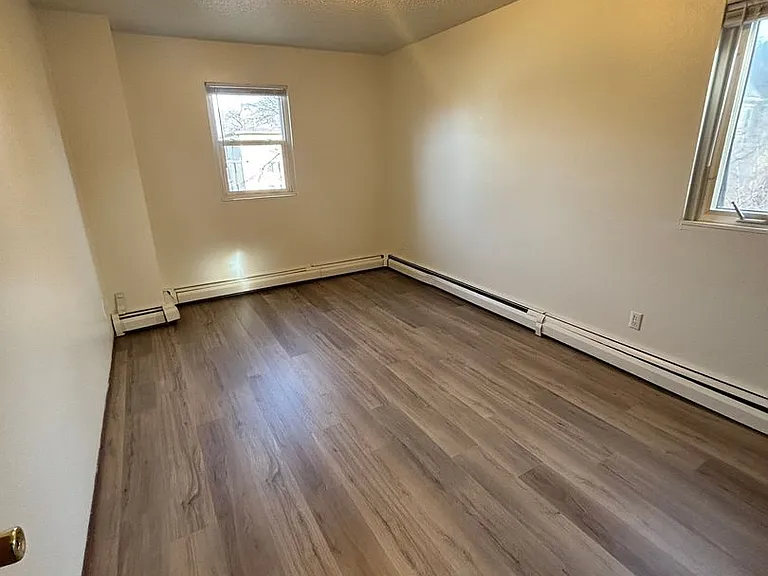 920 E Burlington St — Photo 11