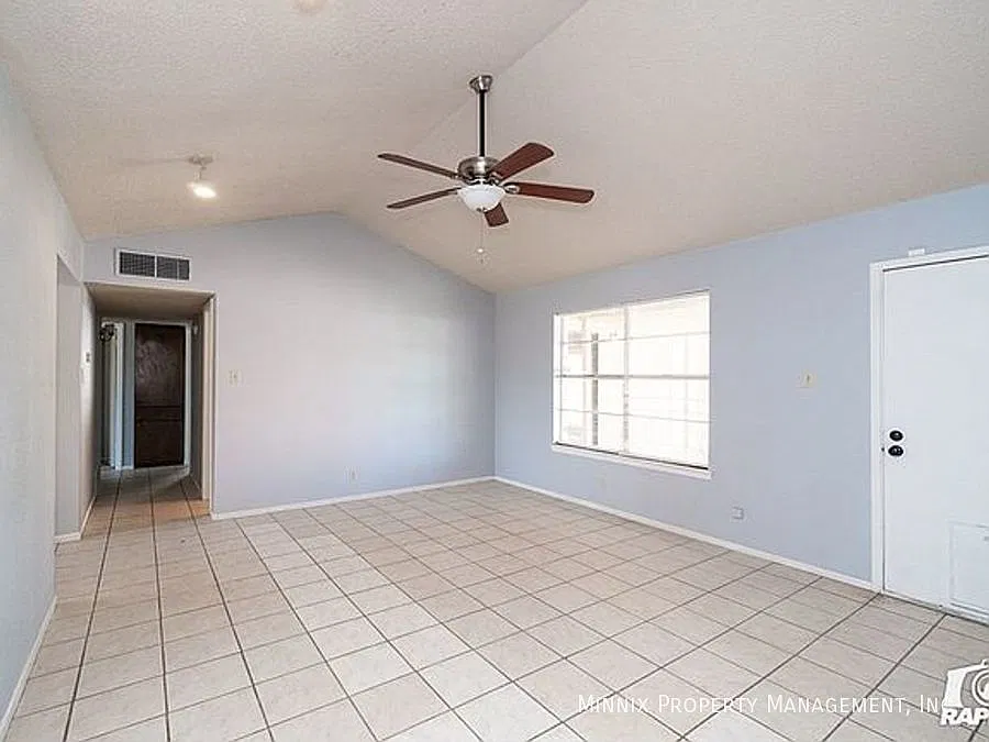 2905 Ventura Ave. — Photo 3