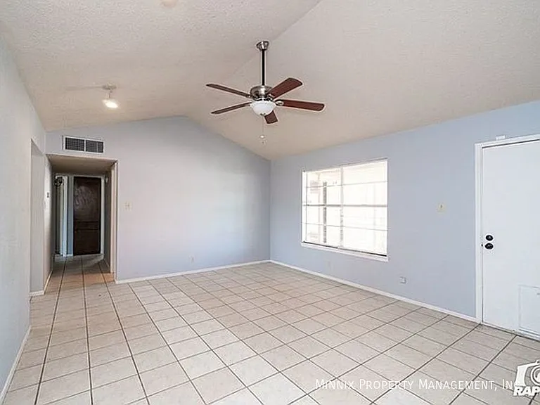 2905 Ventura Ave — Photo 8