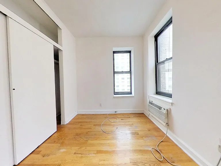 500 E 76th St #5RN — Photo 6