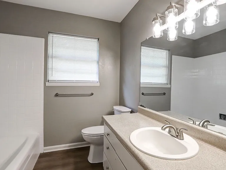 104 San Saba Ln — Photo 7