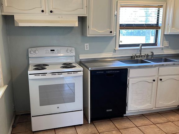 Kitchen w stainless steel counter tops!