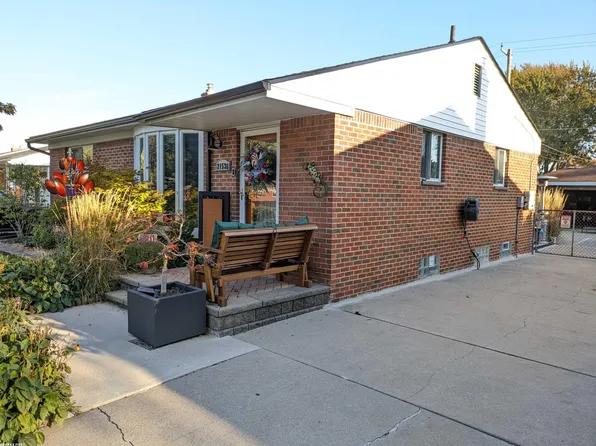 21536 Parkway St, Saint Clair Shores, MI 48082